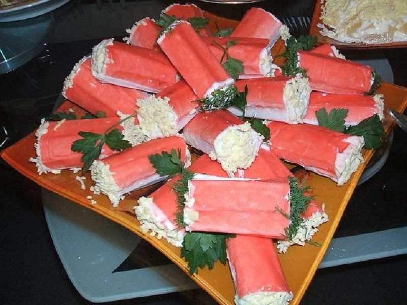 Фаршированные крабовые палочки: простые и вкусные рецепты с разными начинками