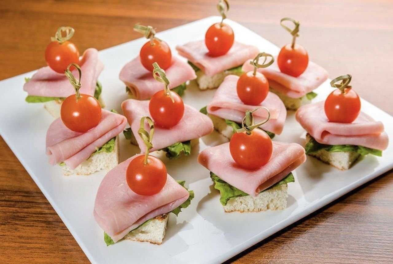 Бутерброды на праздничный стол — 11 простых и вкусных рецептов