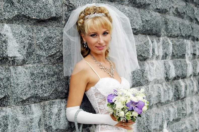 Свадебные прически с фатой длинной и короткой - 50 лучших идей