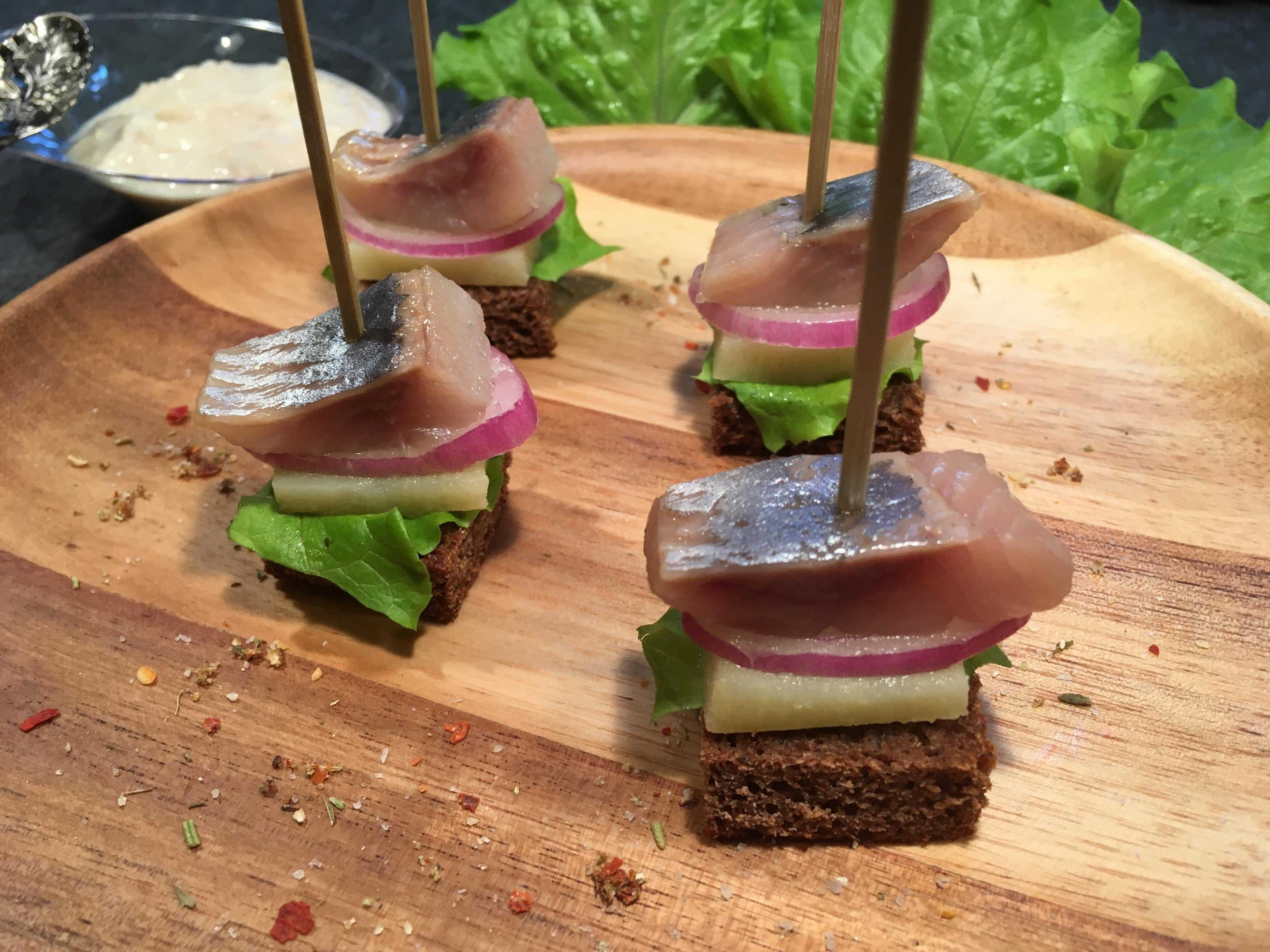 Бутерброды с селедкой — простые и вкусные рецепты для праздничного стола