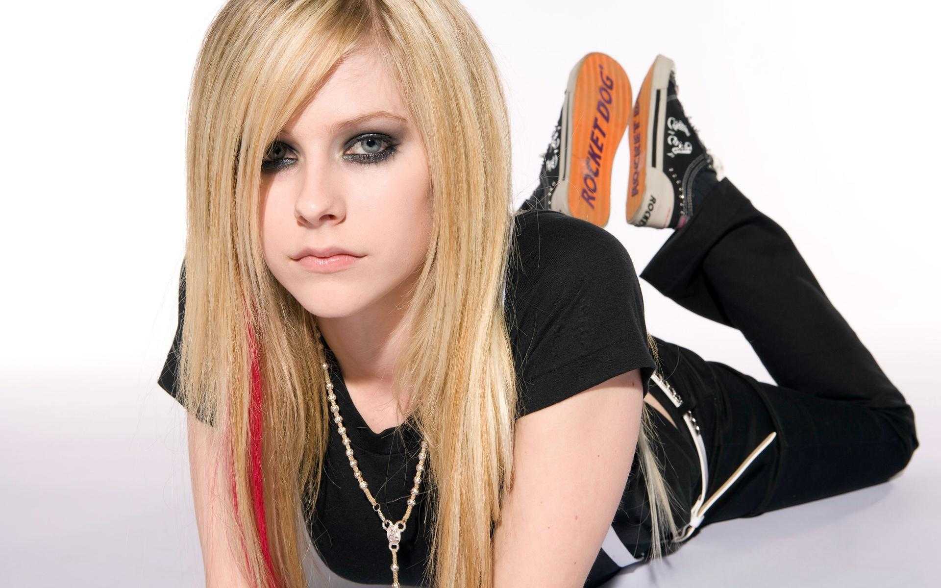 Avril lavigne sexy bikini pictures – one of the hot singer in the world