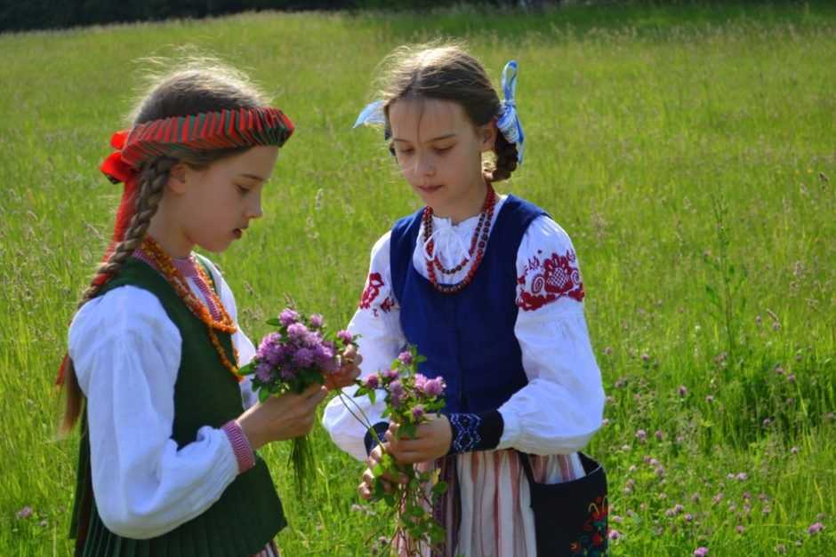 Женские и мужские литовские народные костюмы