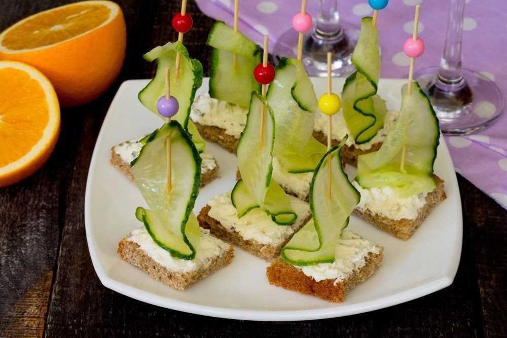 11 простых и вкусных канапе на шпажках для праздничного стола