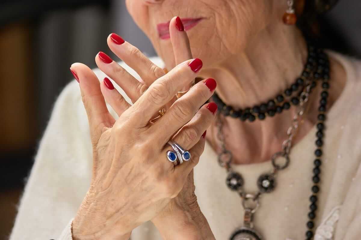 Модно и со вкусом: каким должен быть маникюр после 50 лет