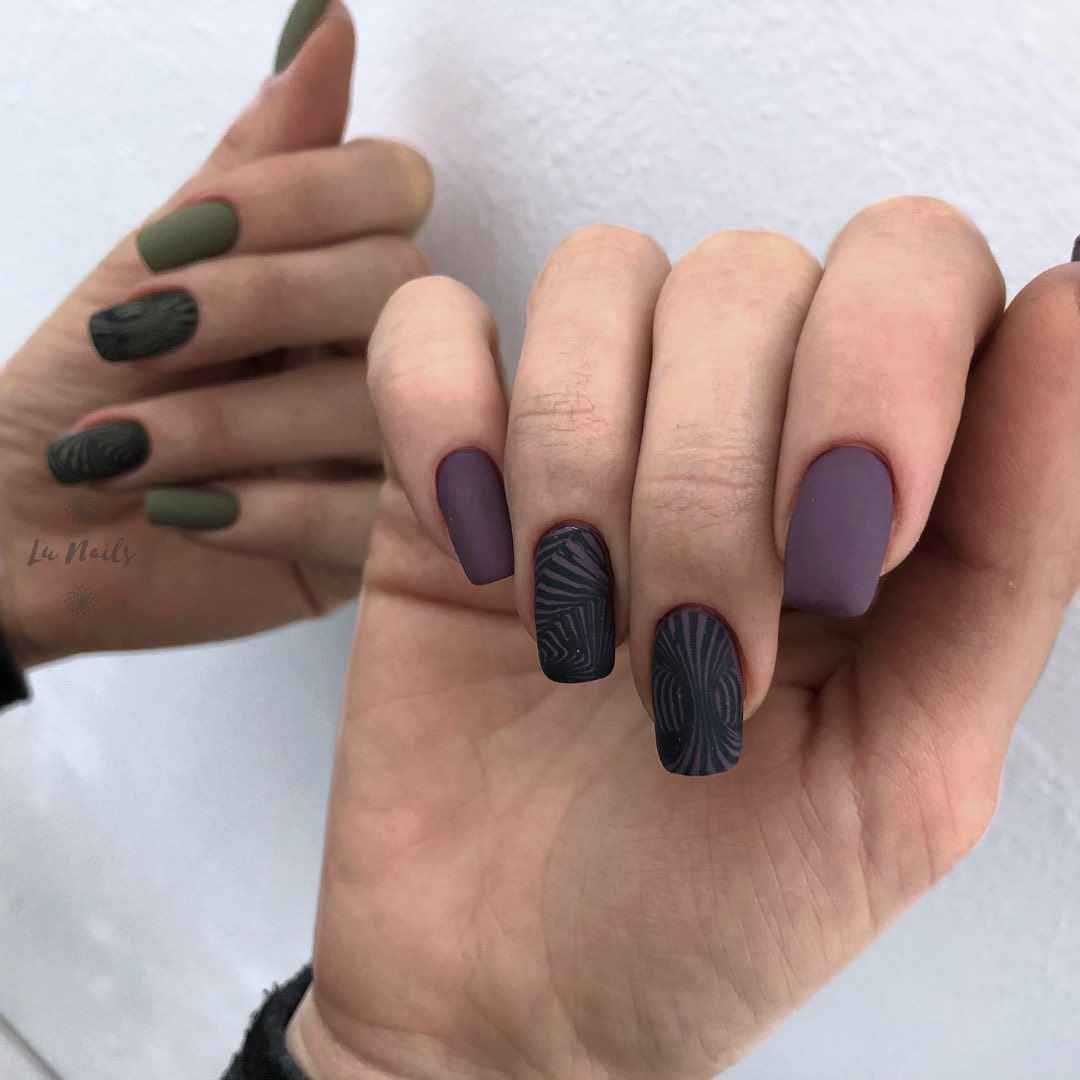 Маникюр цвета баклажан