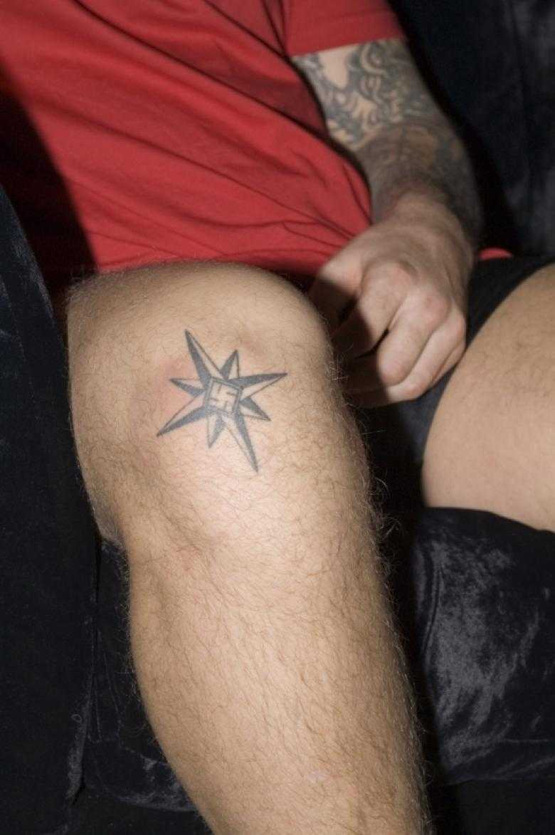 Что означают татуировки на коленях?