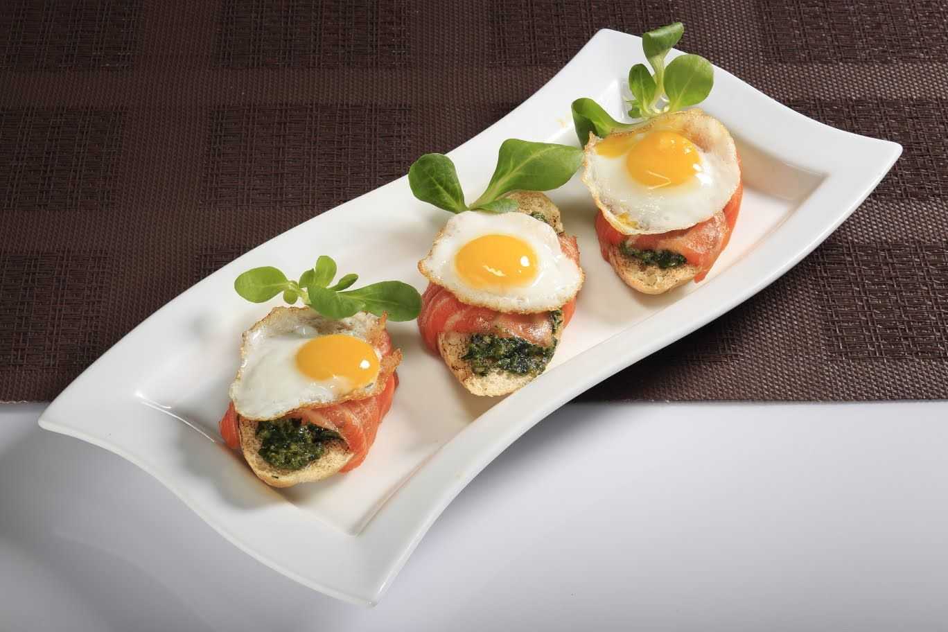 11 простых и вкусных канапе на шпажках для праздничного стола