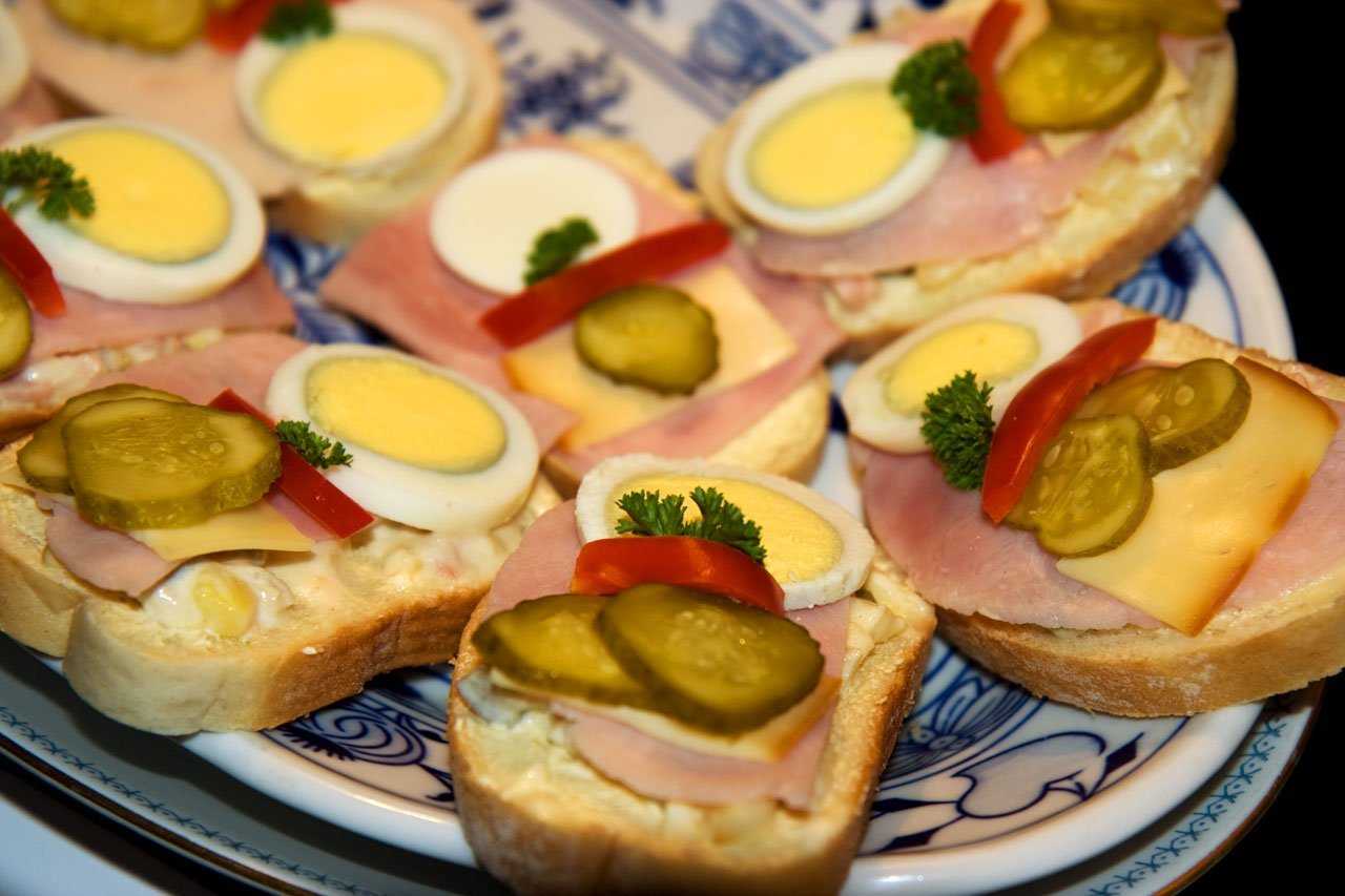 Бутерброды на праздничный стол: 9 рецептов — красивых и вкусных