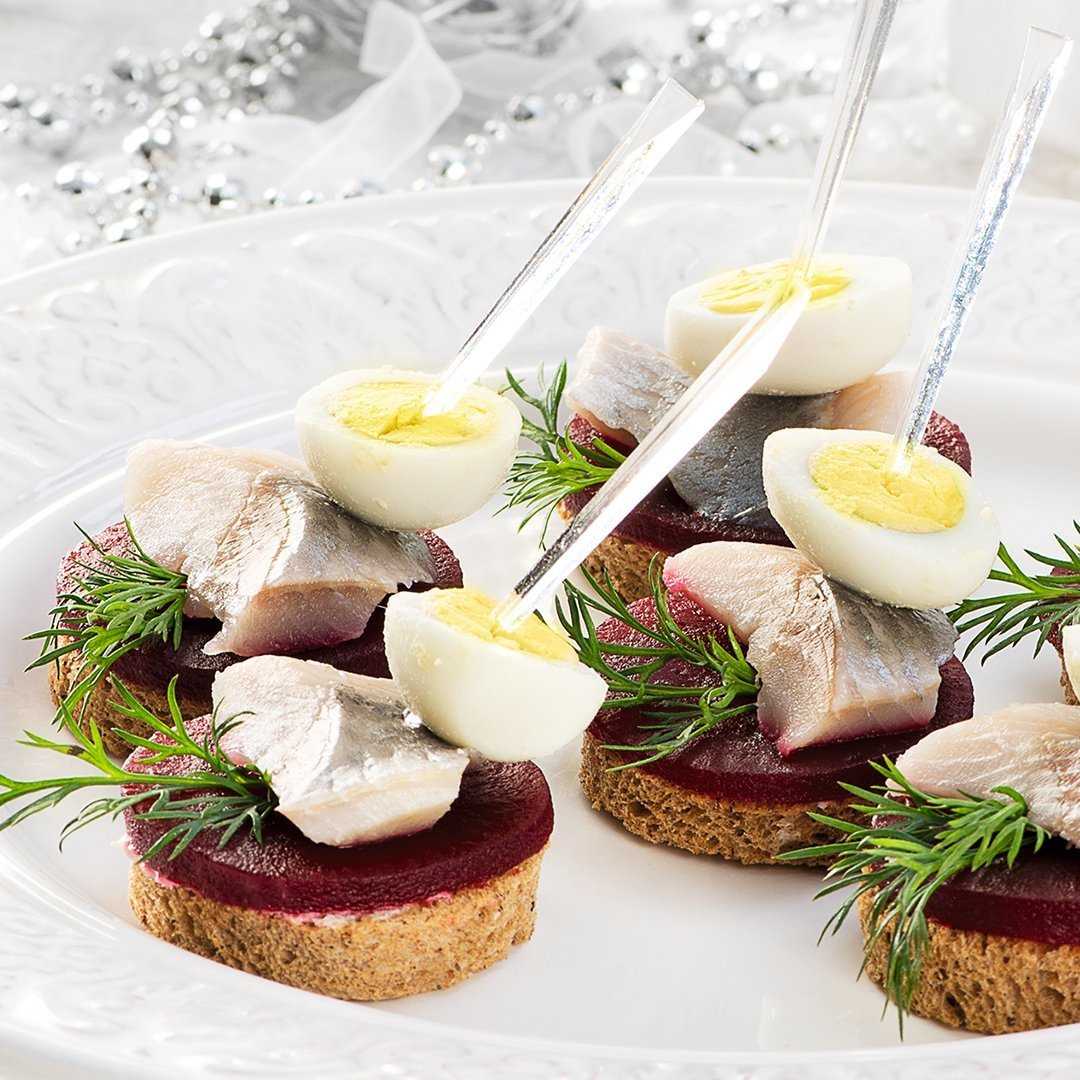 Бутерброды с селёдкой, простые и вкусные рецепты бутербродов на праздничный стол