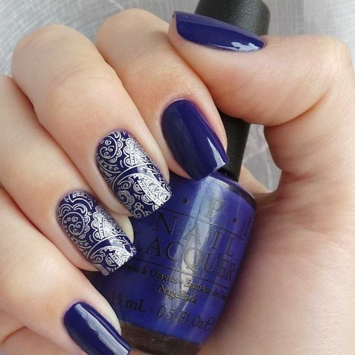 Маникюр белый с синим