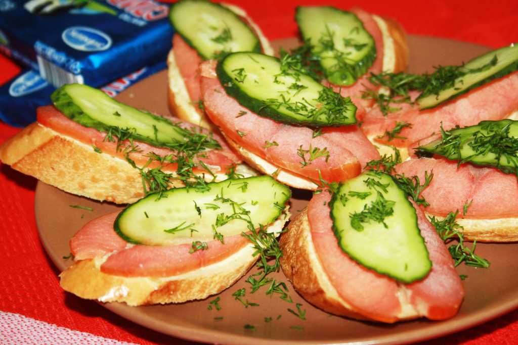 Бутерброды на праздничный стол: топ простых и вкусных рецептов