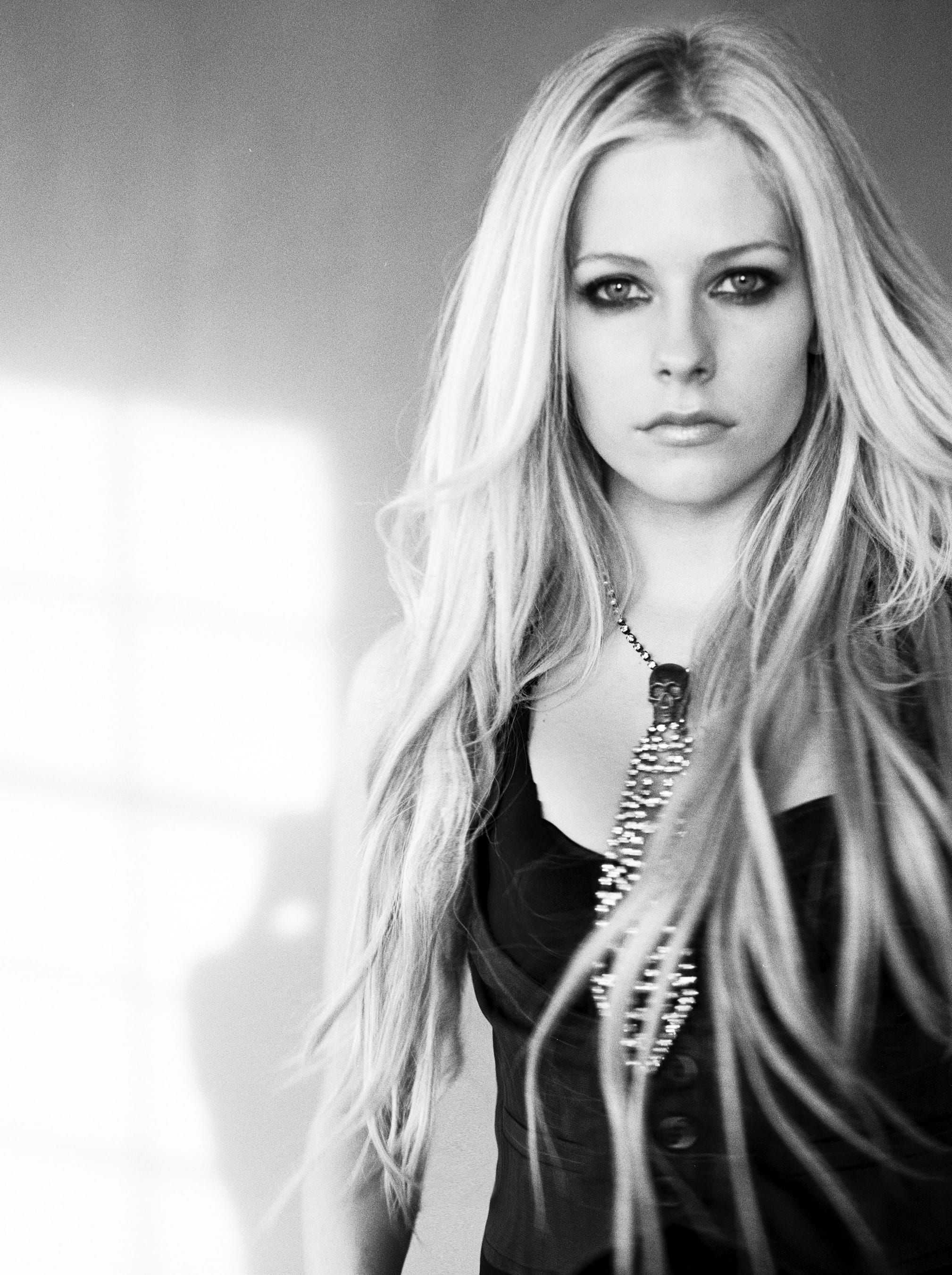 Avril lavigne sexy bikini pictures – one of the hot singer in the world
