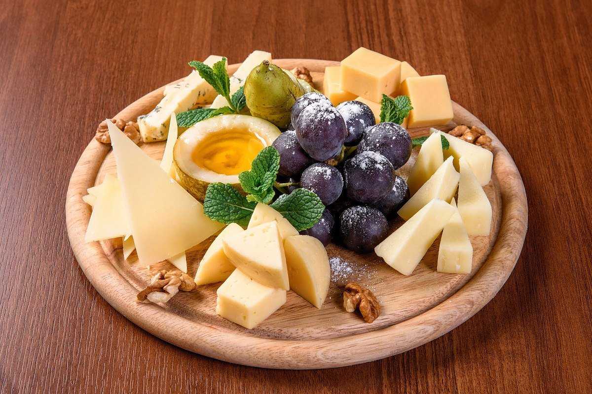 Красивое оформление мясной и сырной нарезки в домашних условиях