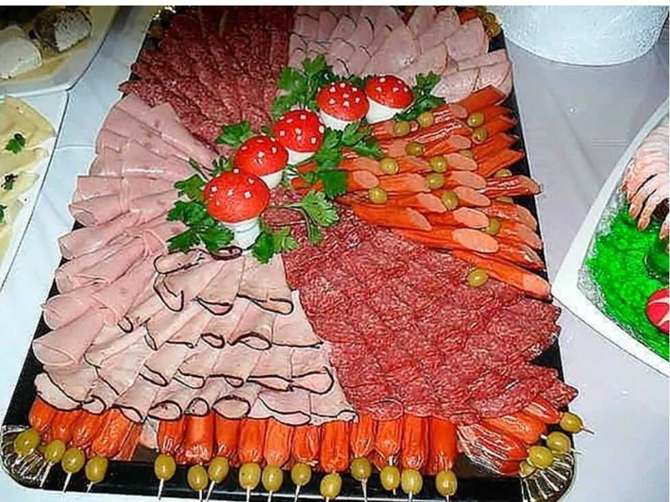 Красивая мясная нарезка — ассорти для гостей