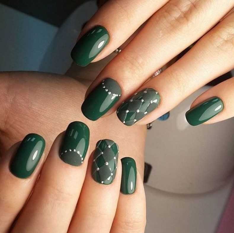 Бело-зеленый маникюр с дизайном